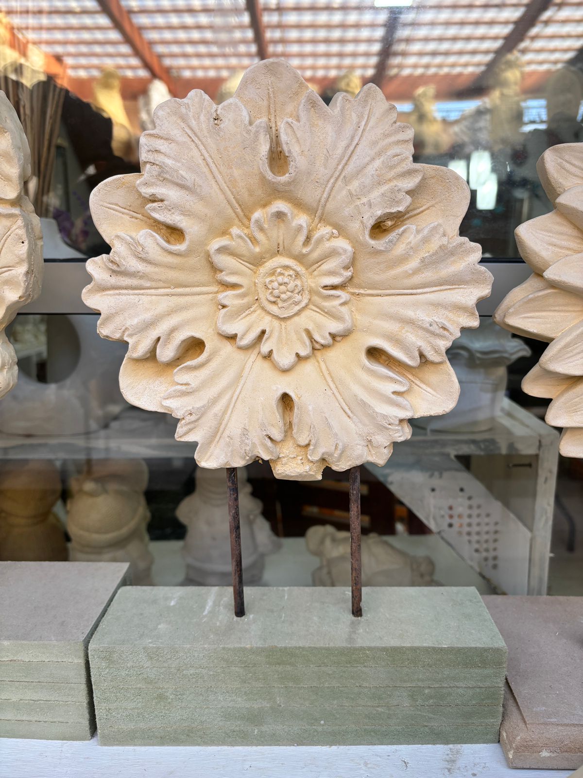 Pedestal flores con base. 46cm alto x 32 cm ancho