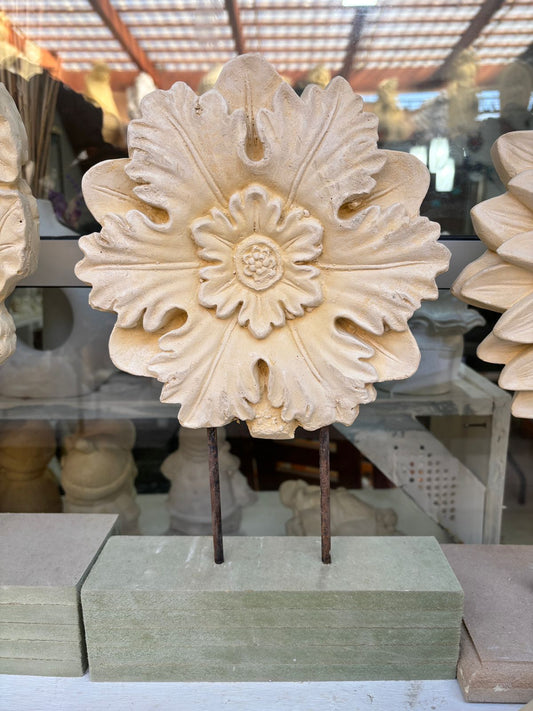 Pedestal flores con base. 46cm alto x 32 cm ancho