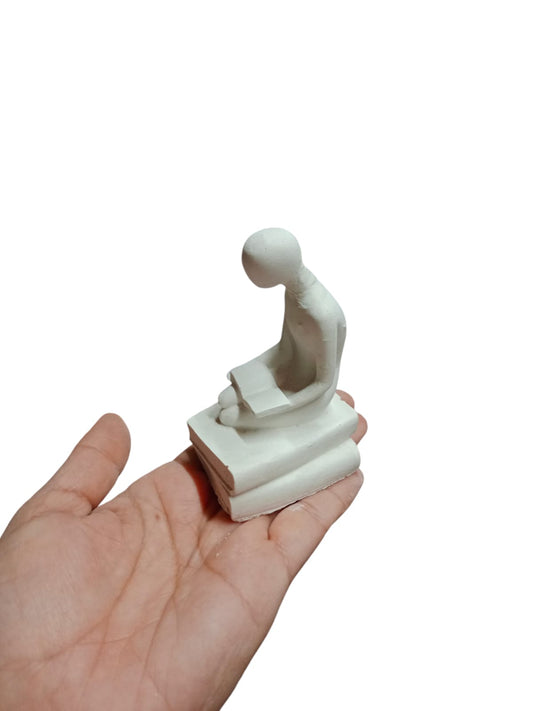 Figura abstracta leyendo