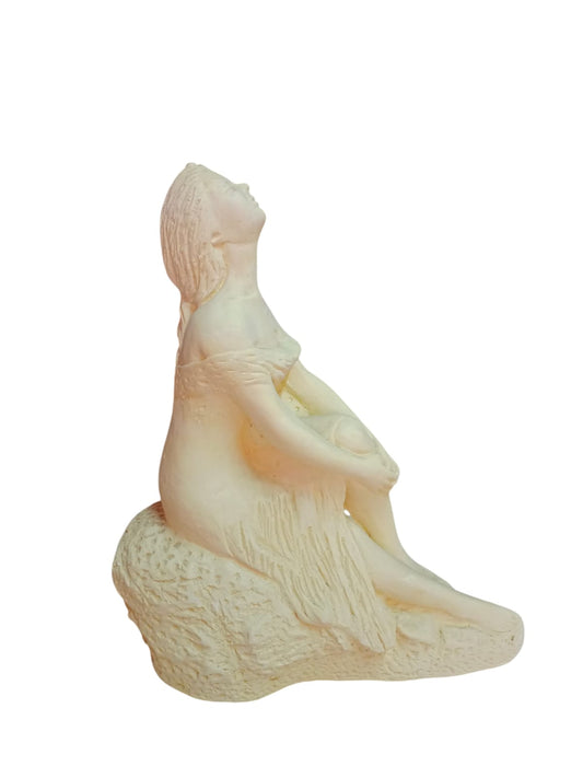 Mujer en la piedra