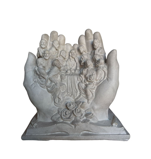 Última cena en mano. 13 cm ancho x 16 cm alto