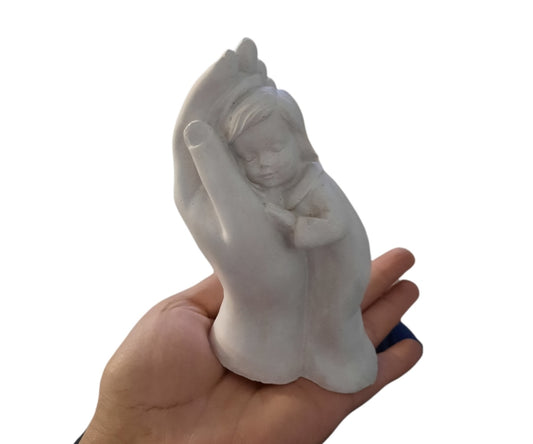 Niña durmiendo en mano (243)