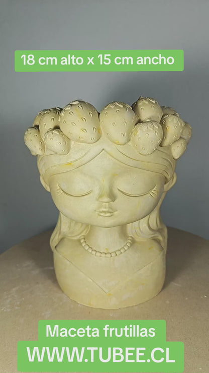 Maceta niña frutillas 18 cm alto x 15 cm ancho (1013)