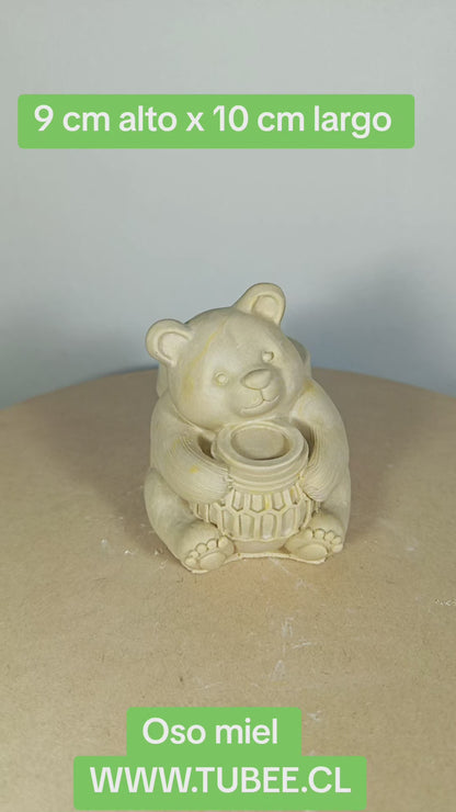 Oso miel maceta 9 cm alto x 11 cm largo x 7,5 cm ancho (1009)