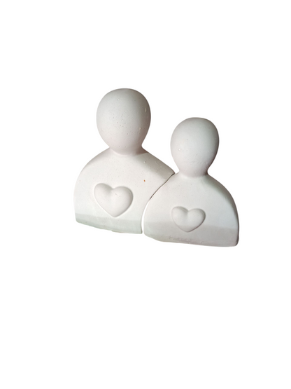 Pareja enamorados (910) fig 1 10,5 cm alto x 7,5 ancho fig 2 9cm alto x 7 cm ancho